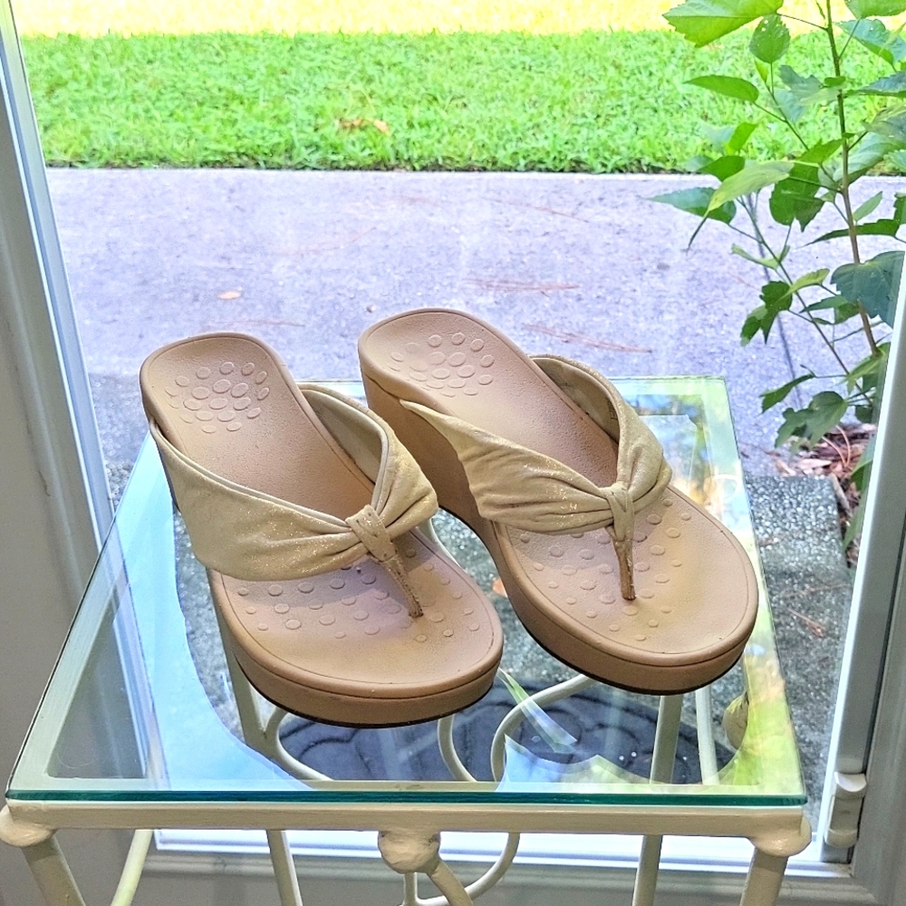 Vionic wedge flip flop size 7